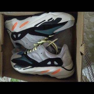 Yeezy 700 shoes size 9.5